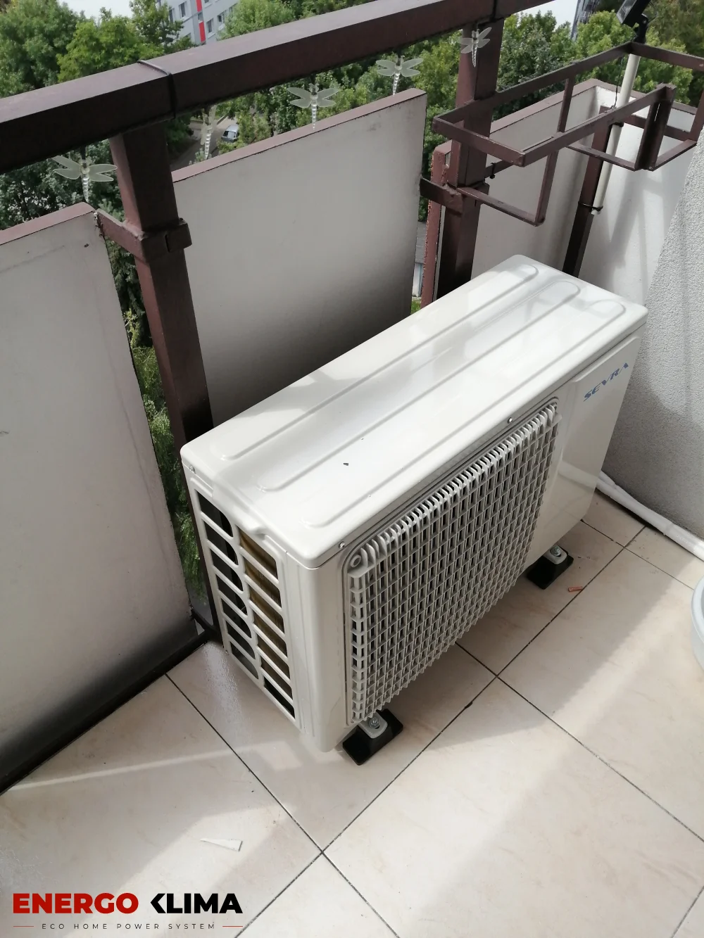Klimatyzator na balkonie na antywibracyjnych nóżkach